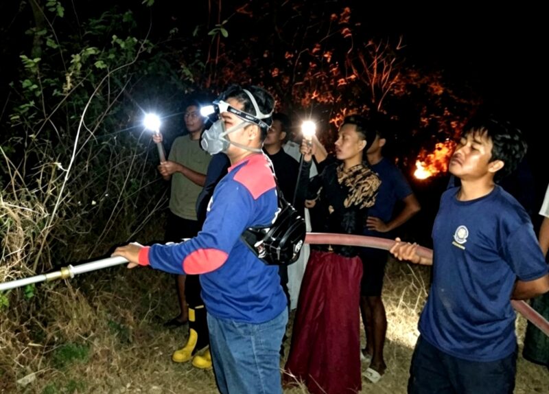 Petugas pemadam kebakaran berusaha menjinakkan api di Dusun Larangan Gulbung, Kecamatan Pangarengan, Kabupaten Sampang. (KLIKMADURA)