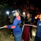 Petugas pemadam kebakaran berusaha menjinakkan api di Dusun Larangan Gulbung, Kecamatan Pangarengan, Kabupaten Sampang. (KLIKMADURA)