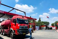 Supir tangki bersiap mendistribusikan BBM dari Feul Terminal Pertamina Malang. (PRENGKI WIRANANDA / KLIKMADURA)