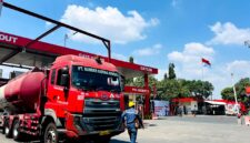 Supir tangki bersiap mendistribusikan BBM dari Feul Terminal Pertamina Malang. (PRENGKI WIRANANDA / KLIKMADURA)