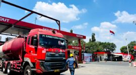 Supir tangki bersiap mendistribusikan BBM dari Feul Terminal Pertamina Malang. (PRENGKI WIRANANDA / KLIKMADURA)