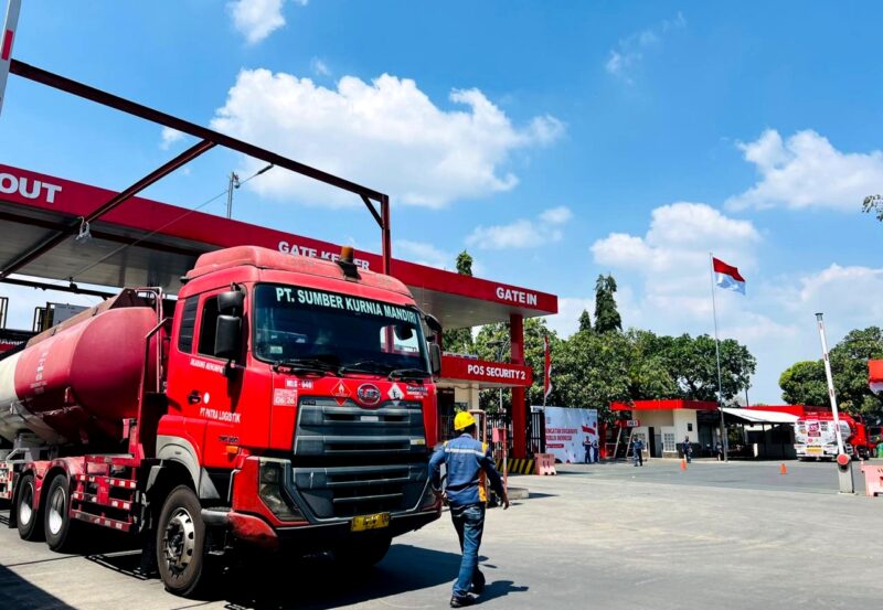 Supir tangki bersiap mendistribusikan BBM dari Feul Terminal Pertamina Malang. (PRENGKI WIRANANDA / KLIKMADURA)
