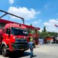 Supir tangki bersiap mendistribusikan BBM dari Feul Terminal Pertamina Malang. (PRENGKI WIRANANDA / KLIKMADURA)