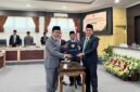 Bupati Pamekasan, KH. Kholilurrahman (kiri) foto bersama Ketua DPRD Pamekasan, Ali Masykur usai menandatangani nota kesepakatan KUA-PPAS tahun anggaran 2027. (MOH. IQBALUL KHAVEI MZ / KLIKMADURA)