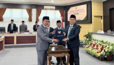 Bupati Pamekasan, KH. Kholilurrahman (kiri) foto bersama Ketua DPRD Pamekasan, Ali Masykur usai menandatangani nota kesepakatan KUA-PPAS tahun anggaran 2027. (MOH. IQBALUL KHAVEI MZ / KLIKMADURA)