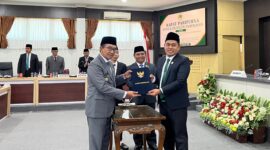 Bupati Pamekasan, KH. Kholilurrahman (kiri) foto bersama Ketua DPRD Pamekasan, Ali Masykur usai menandatangani nota kesepakatan KUA-PPAS tahun anggaran 2027. (MOH. IQBALUL KHAVEI MZ / KLIKMADURA)