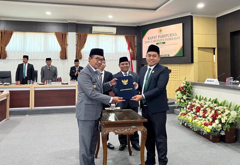 Bupati Pamekasan, KH. Kholilurrahman (kiri) foto bersama Ketua DPRD Pamekasan, Ali Masykur usai menandatangani nota kesepakatan KUA-PPAS tahun anggaran 2027. (MOH. IQBALUL KHAVEI MZ / KLIKMADURA)