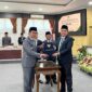 Bupati Pamekasan, KH. Kholilurrahman (kiri) foto bersama Ketua DPRD Pamekasan, Ali Masykur usai menandatangani nota kesepakatan KUA-PPAS tahun anggaran 2027. (MOH. IQBALUL KHAVEI MZ / KLIKMADURA)