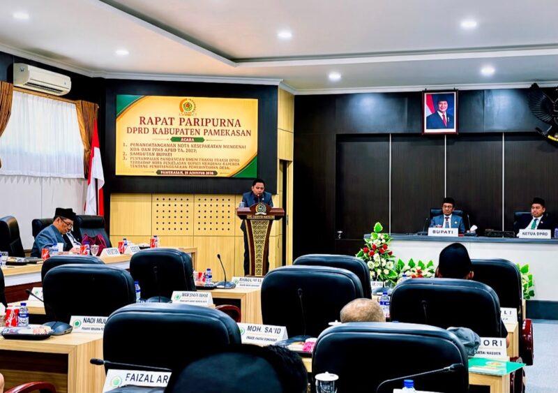Ketua Fraksi Gelora Perjuangan DPRD Pamekasan, Saedy Romli saat menyampaikan pandangan umum fraksi dalam rapat paripurna DPRD Pamekasan, Rabu (19/8/2026).
