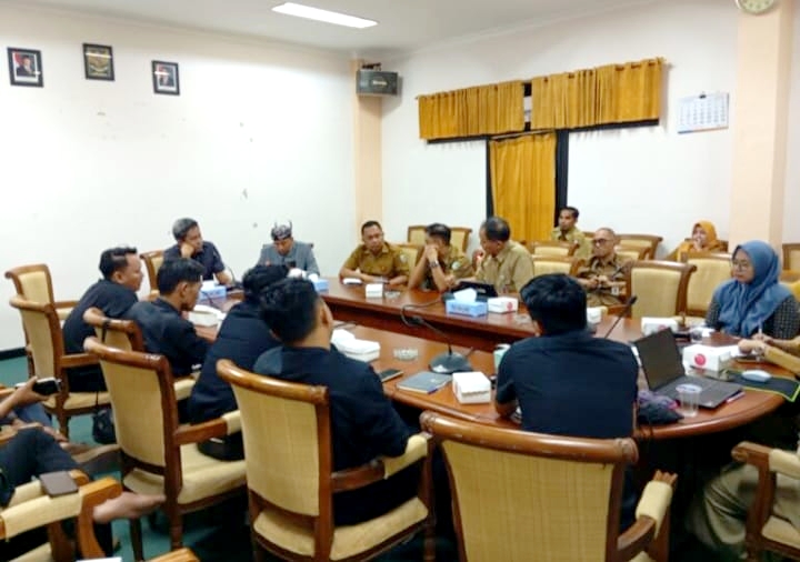 DPRD Sampang menerima audiensi dari DKR dan RSUD dr. Moh. Zyn terkait pasien PAPS. (KLIKMADURA)