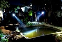 Sejumlah warga melihat TKP tenggelamnya bocah berusia 4 tahun di Desa Bluuran, Kecamatan Karangpenang, Sampang. (KLIKMADURA)