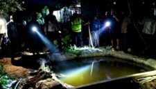Sejumlah warga melihat TKP tenggelamnya bocah berusia 4 tahun di Desa Bluuran, Kecamatan Karangpenang, Sampang. (KLIKMADURA)