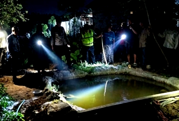 Sejumlah warga melihat TKP tenggelamnya bocah berusia 4 tahun di Desa Bluuran, Kecamatan Karangpenang, Sampang. (KLIKMADURA)
