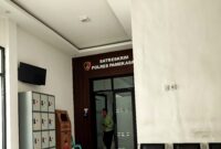 Salah seorang pengacara keluar dari ruang penyidik Satreskrim Polres Pamekasan beberapa waktu lalu. (DOK. KLIKMADURA)