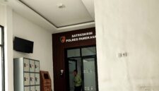 Salah seorang pengacara keluar dari ruang penyidik Satreskrim Polres Pamekasan beberapa waktu lalu. (DOK. KLIKMADURA)