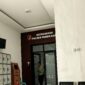 Salah seorang pengacara keluar dari ruang penyidik Satreskrim Polres Pamekasan beberapa waktu lalu. (DOK. KLIKMADURA)