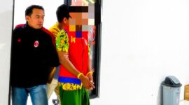 SI, pria bejat yang diduga melakukan kekerasan seksual terhadap anak kandungnya digelandang di Mapolres Pamekasan. (MOH. IQBALUL KHAVEI MZ / KLIKMADURA)