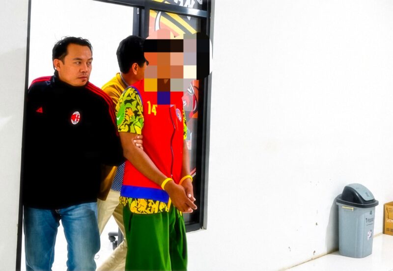 SI, pria bejat yang diduga melakukan kekerasan seksual terhadap anak kandungnya digelandang di Mapolres Pamekasan. (MOH. IQBALUL KHAVEI MZ / KLIKMADURA)