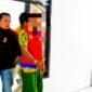 SI, pria bejat yang diduga melakukan kekerasan seksual terhadap anak kandungnya digelandang di Mapolres Pamekasan. (MOH. IQBALUL KHAVEI MZ / KLIKMADURA)