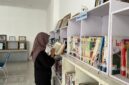 Pengunjung sedang membaca buku di perpustakaan daerah Pamekasan (LAILIYATUN NURIYAH/KLIK MADURA)