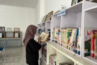Pengunjung sedang membaca buku di perpustakaan daerah Pamekasan (LAILIYATUN NURIYAH/KLIK MADURA)