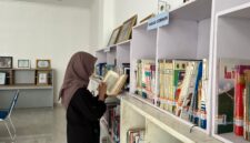 Pengunjung sedang membaca buku di perpustakaan daerah Pamekasan (LAILIYATUN NURIYAH/KLIK MADURA)