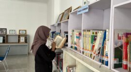 Pengunjung sedang membaca buku di perpustakaan daerah Pamekasan (LAILIYATUN NURIYAH/KLIK MADURA)