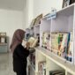 Pengunjung sedang membaca buku di perpustakaan daerah Pamekasan (LAILIYATUN NURIYAH/KLIK MADURA)
