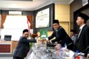 Anggota Fraksi PKB, Moh. Hasyim Asy'ari saat menyerahkan dokumen pandangan umum fraksi atas Raperda penyelenggaraan pemerintahan desa. (MOH. IQBALUL KHAVEI MZ / KLIKMADURA)