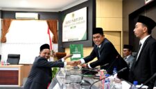 Anggota Fraksi PKB, Moh. Hasyim Asy'ari saat menyerahkan dokumen pandangan umum fraksi atas Raperda penyelenggaraan pemerintahan desa. (MOH. IQBALUL KHAVEI MZ / KLIKMADURA)