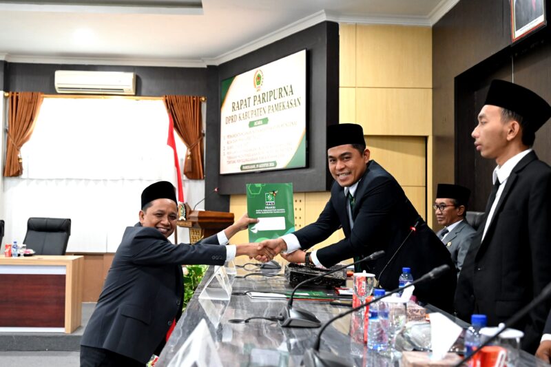 Anggota Fraksi PKB, Moh. Hasyim Asy'ari saat menyerahkan dokumen pandangan umum fraksi atas Raperda penyelenggaraan pemerintahan desa. (MOH. IQBALUL KHAVEI MZ / KLIKMADURA)
