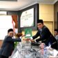 Anggota Fraksi PKB, Moh. Hasyim Asy'ari saat menyerahkan dokumen pandangan umum fraksi atas Raperda penyelenggaraan pemerintahan desa. (MOH. IQBALUL KHAVEI MZ / KLIKMADURA)