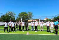 Ketua KSMI Pamekasan, Mahfud bersama jajaran pengurus dan undangan saat pembukaan Kejurkab Mini Soccer di Puri Dewata Mini Soccer (PDMS) Pamekasan. (MOH. IQBALUL KHAVEI MZ / KLIKMADURA)