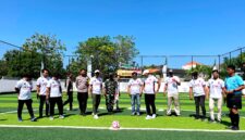 Ketua KSMI Pamekasan, Mahfud bersama jajaran pengurus dan undangan saat pembukaan Kejurkab Mini Soccer di Puri Dewata Mini Soccer (PDMS) Pamekasan. (MOH. IQBALUL KHAVEI MZ / KLIKMADURA)