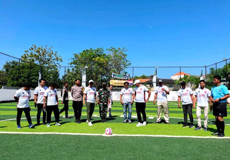Ketua KSMI Pamekasan, Mahfud bersama jajaran pengurus dan undangan saat pembukaan Kejurkab Mini Soccer di Puri Dewata Mini Soccer (PDMS) Pamekasan. (MOH. IQBALUL KHAVEI MZ / KLIKMADURA)