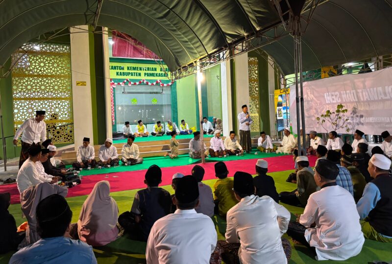 Suasana peringatan Maulid Nabi Muhammad SAW sekaligus tasyakuran HUT ke-81 RI yang digelar Kankemenag Pamkesan. (IMDAD FAIHA / KLIKMADURA)