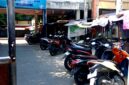 Sejumlah kendaraan terparkir di Pasar Srimangunan Sampang. (ALI MUCHTAR / KLIKMADURA)