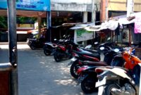 Sejumlah kendaraan terparkir di Pasar Srimangunan Sampang. (ALI MUCHTAR / KLIKMADURA)