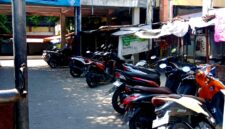 Sejumlah kendaraan terparkir di Pasar Srimangunan Sampang. (ALI MUCHTAR / KLIKMADURA)