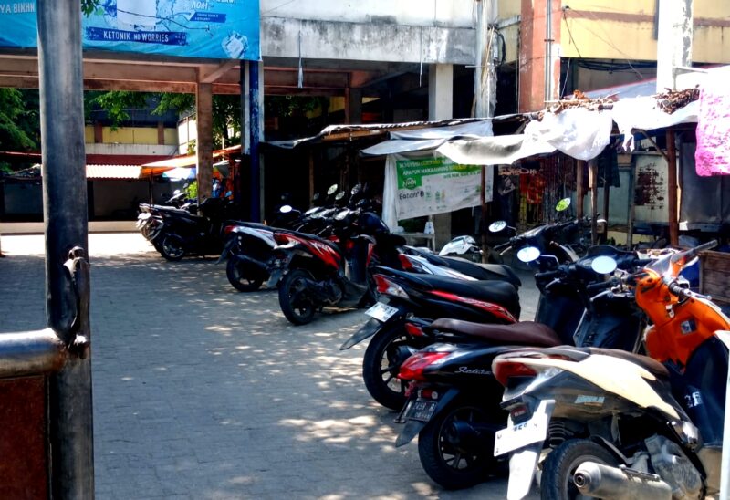 Sejumlah kendaraan terparkir di Pasar Srimangunan Sampang. (ALI MUCHTAR / KLIKMADURA)