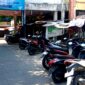 Sejumlah kendaraan terparkir di Pasar Srimangunan Sampang. (ALI MUCHTAR / KLIKMADURA)