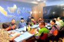 Bupati Sumenep Achmad Fauzi Wongsojudo bersama tim berbincang dengan perwakilan Kemenhub. (KLIKMADURA)