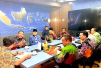 Bupati Sumenep Achmad Fauzi Wongsojudo bersama tim berbincang dengan perwakilan Kemenhub. (KLIKMADURA)