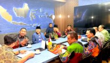 Bupati Sumenep Achmad Fauzi Wongsojudo bersama tim berbincang dengan perwakilan Kemenhub. (KLIKMADURA)
