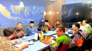 Bupati Sumenep Achmad Fauzi Wongsojudo bersama tim berbincang dengan perwakilan Kemenhub. (KLIKMADURA)