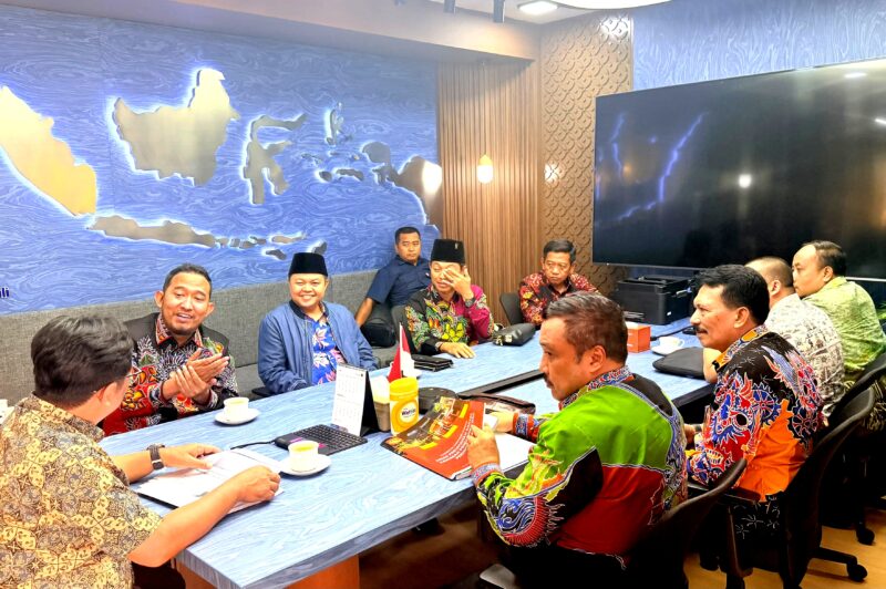 Bupati Sumenep Achmad Fauzi Wongsojudo bersama tim berbincang dengan perwakilan Kemenhub. (KLIKMADURA)