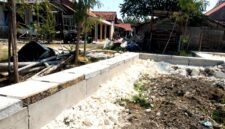 Penampakan proyek drainase yang terhubung langsung ke sungai di Kelurahan Karang Dalam, Kecamatan / Kabupaten Sampang. (KLIKMADURA)