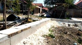 Penampakan proyek drainase yang terhubung langsung ke sungai di Kelurahan Karang Dalam, Kecamatan / Kabupaten Sampang. (KLIKMADURA)