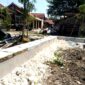 Penampakan proyek drainase yang terhubung langsung ke sungai di Kelurahan Karang Dalam, Kecamatan / Kabupaten Sampang. (KLIKMADURA)