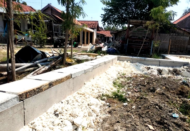 Penampakan proyek drainase yang terhubung langsung ke sungai di Kelurahan Karang Dalam, Kecamatan / Kabupaten Sampang. (KLIKMADURA)